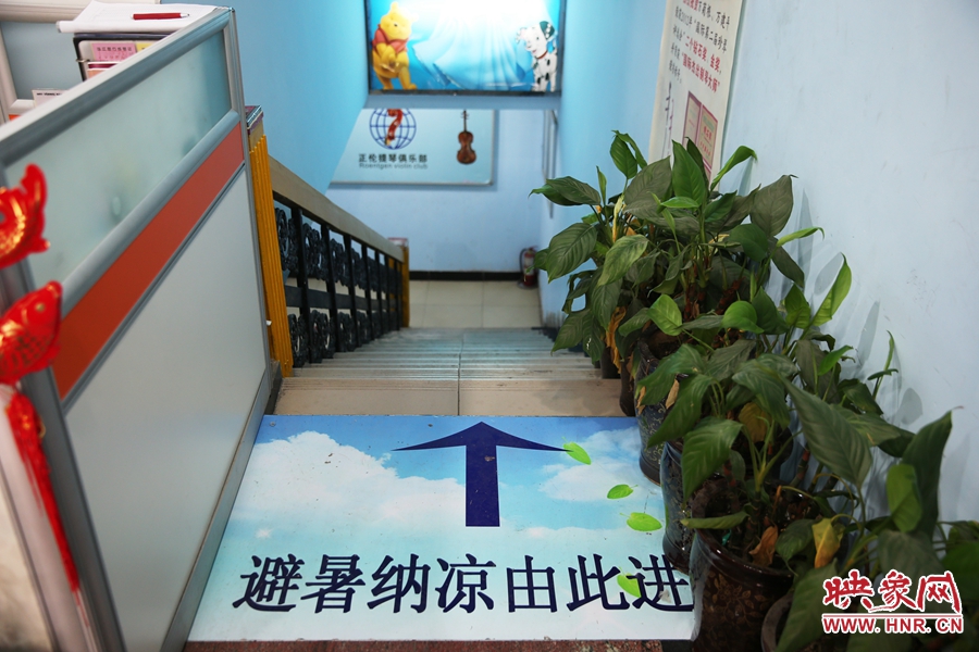 金水區(qū)人防（珠江琴行）納涼點(diǎn)入口處的明顯標(biāo)識(shí)。