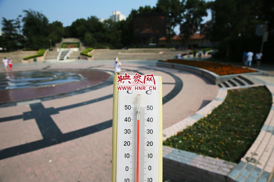 7月8日下午，紫荊山公園氣溫為39度（溫度計(jì)懸空測(cè)量），相比人防納涼處高14度。