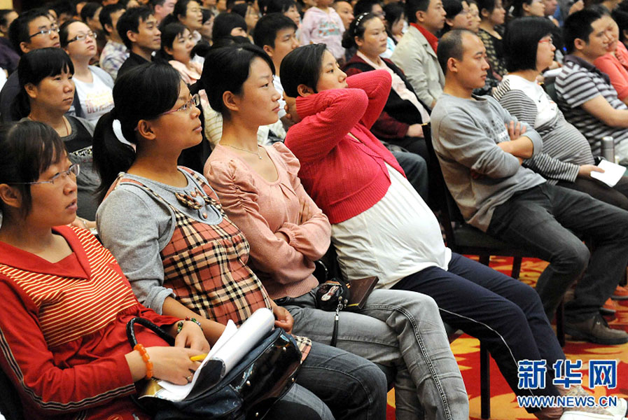 “準(zhǔn)媽媽”和“準(zhǔn)爸爸”們在鄭州市舉行的一場金色“孕”律音樂會現(xiàn)場欣賞搖籃曲（2011年5月8日攝）。