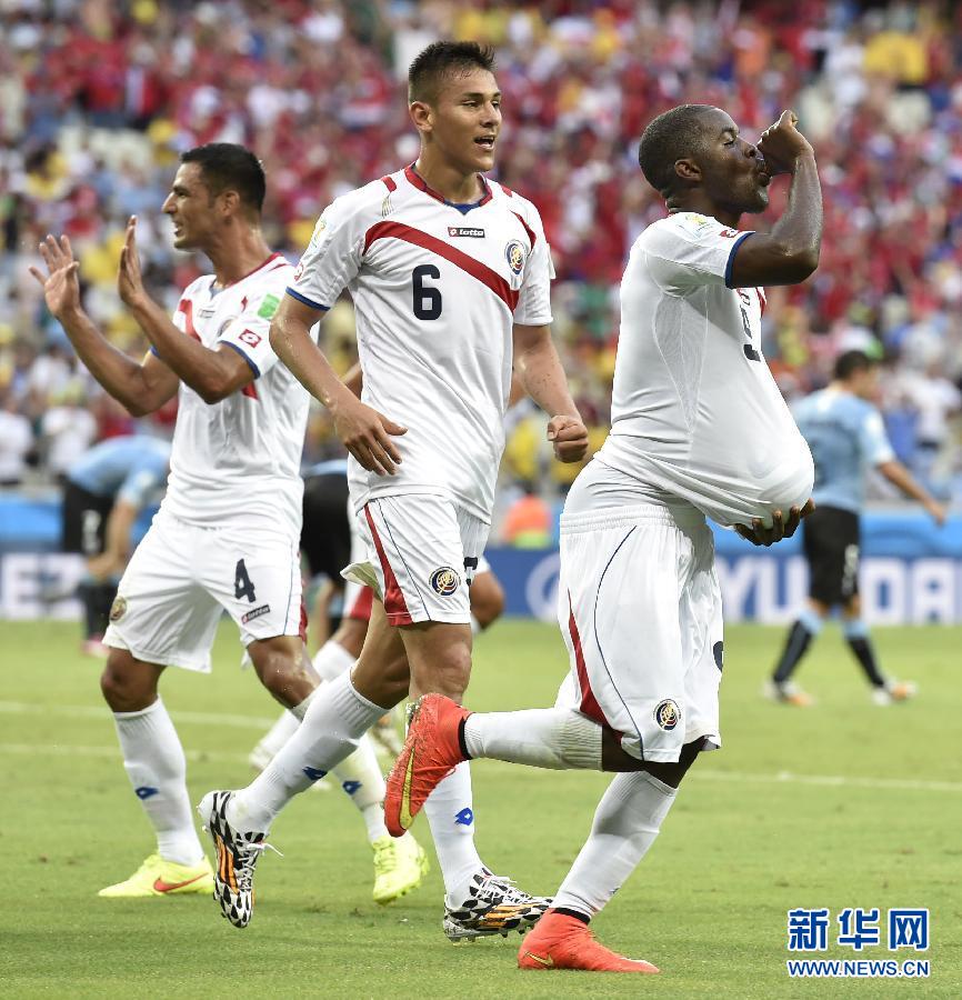 6月14日，哥斯達黎加隊球員喬·坎貝爾（右一）進球后將足球塞進衣服內(nèi)慶祝。