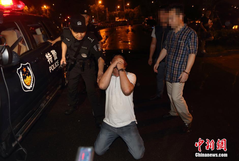 7月24日晚,南京警方將查獲的酒后駕駛車輛的男子控制后,該男子的同伴跪地求情。
