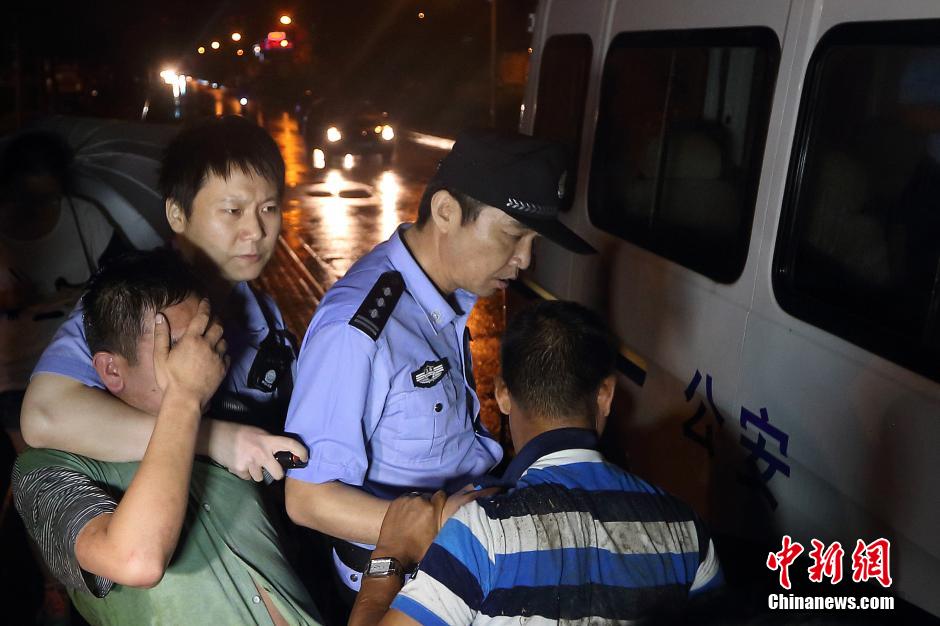 7月24日晚,南京警方將查獲的酒后駕駛車輛的男子控制,該男子涉嫌酒后駕車、肇事逃逸。