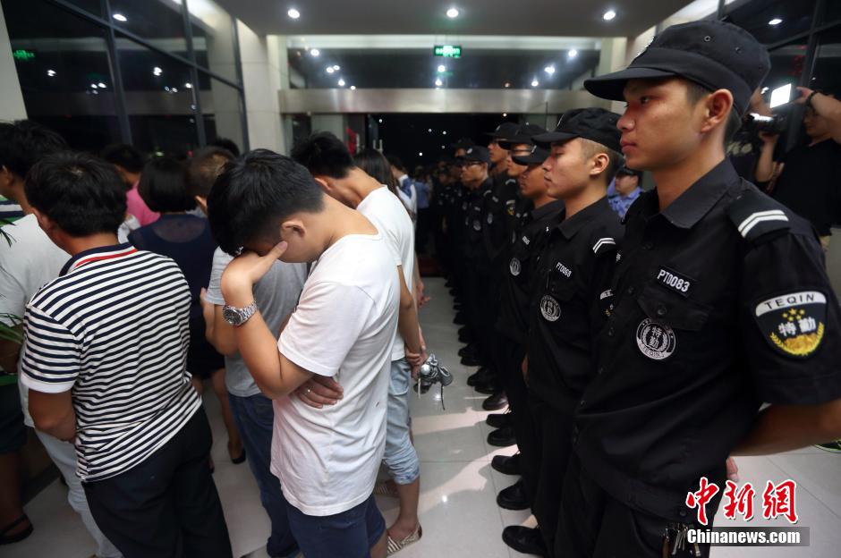 7月24日晚,南京警方將抓獲的以福建、江西、河南、湖北、黑龍江等多個外省市的涉及傳銷人員集中帶回。