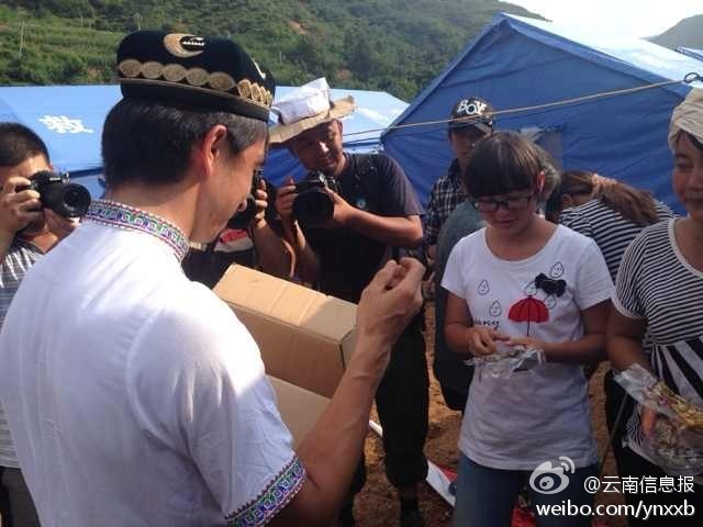 “切糕王子”阿迪力帶著重達(dá)5噸、價(jià)值50萬元的切糕于7日下午抵達(dá)魯?shù)榈卣鹫鹬旋堫^山鎮(zhèn)。