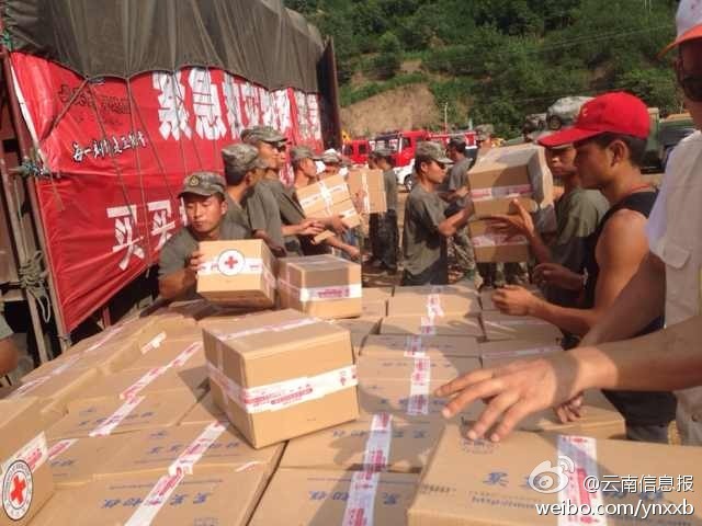 第14集團(tuán)軍官兵協(xié)助阿迪力將1100余箱切糕從貨車上卸下。
