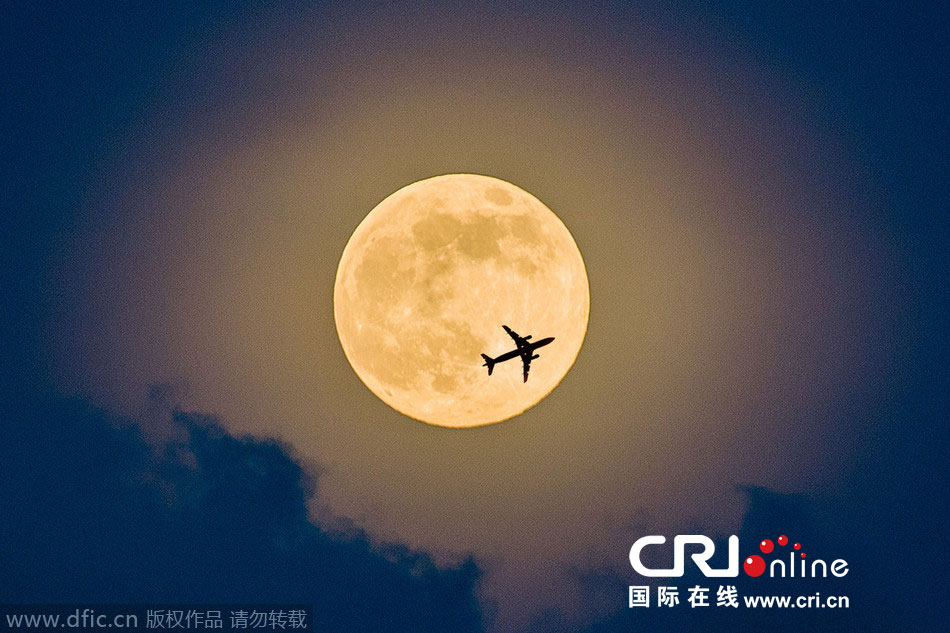 8月10日，19點(diǎn)15分，深圳上空的超級(jí)月亮。圖片來(lái)源：鄧飛/東方IC