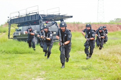 在拍攝現(xiàn)場(chǎng)，特警隊(duì)員下車后快速出擊。記者張琮攝影