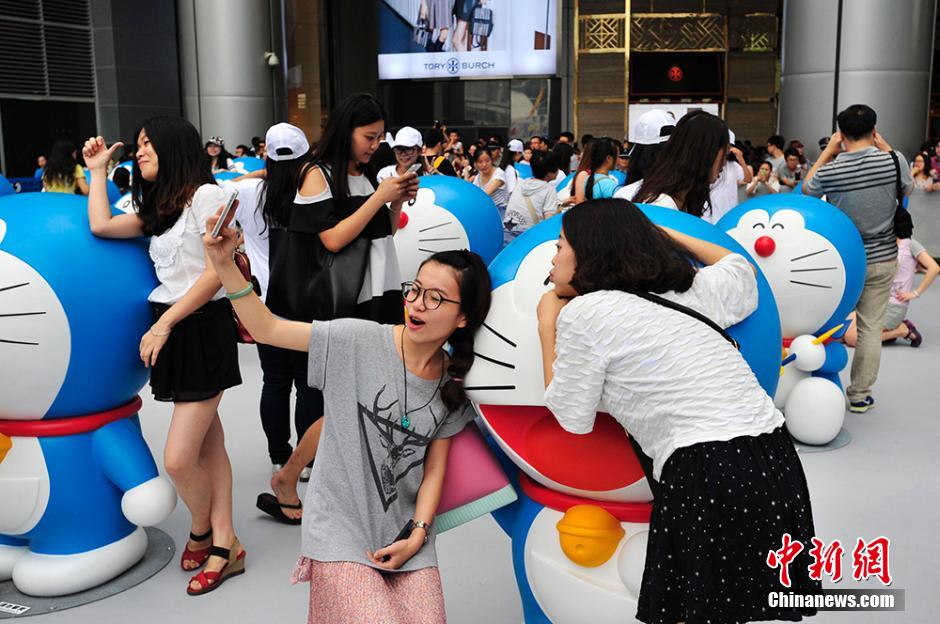 圖為成都民眾與哆啦A夢(mèng)合影留念。