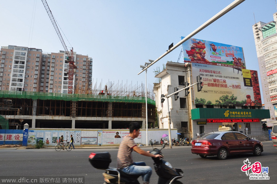 營業(yè)網(wǎng)點(diǎn)周圍也都在開發(fā)建設(shè),唯有這座三層小樓極為扎眼。