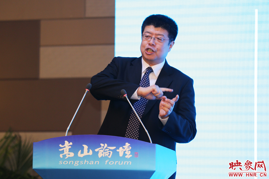 北京大學(xué)文化資源研究中心主任張頤武演講。