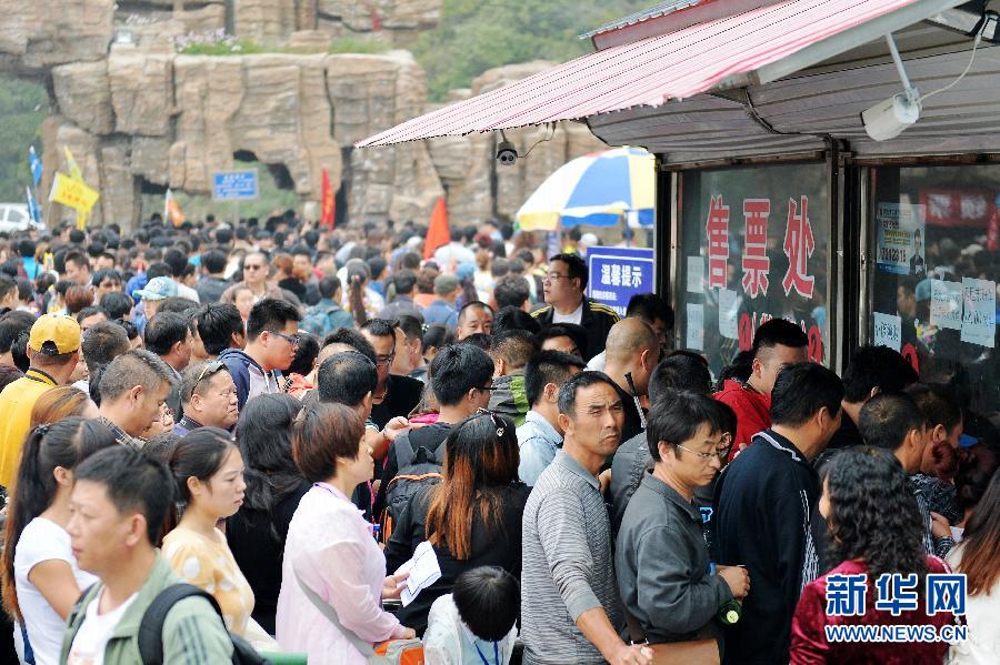  9月21日，游客在河北淶源白石山景區(qū)售票處購(gòu)票。