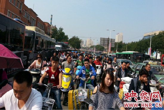 在一些易堵路段車輛仍然“寸步難行”。