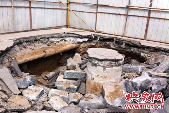此次路面塌陷的直徑約為3米，深度有2米左右，坑內(nèi)布滿了碎石，路面下方20厘米左右。