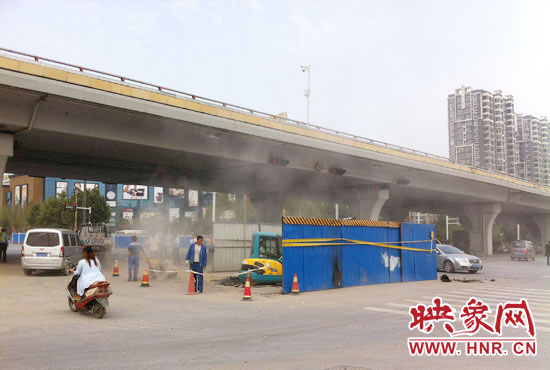 施工單位對塌陷處進(jìn)行路面切割，造成路面塵土飛揚(yáng)。