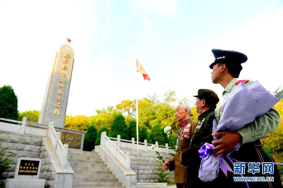 9月29日，在遼寧丹東抗美援朝烈士陵園，來(lái)自全國(guó)各地的革命老戰(zhàn)士及家屬向抗美援朝烈士紀(jì)念碑獻(xiàn)花。