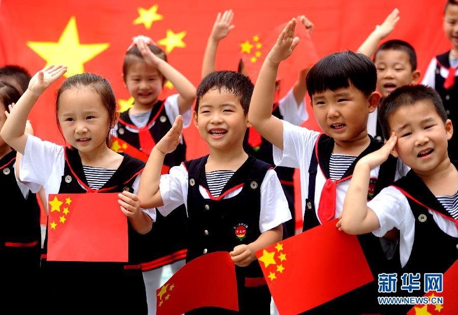  9月28日，安徽淮南市直機關(guān)幼兒園的小朋友在國旗前唱《國歌》，慶祝祖國65周歲生日。