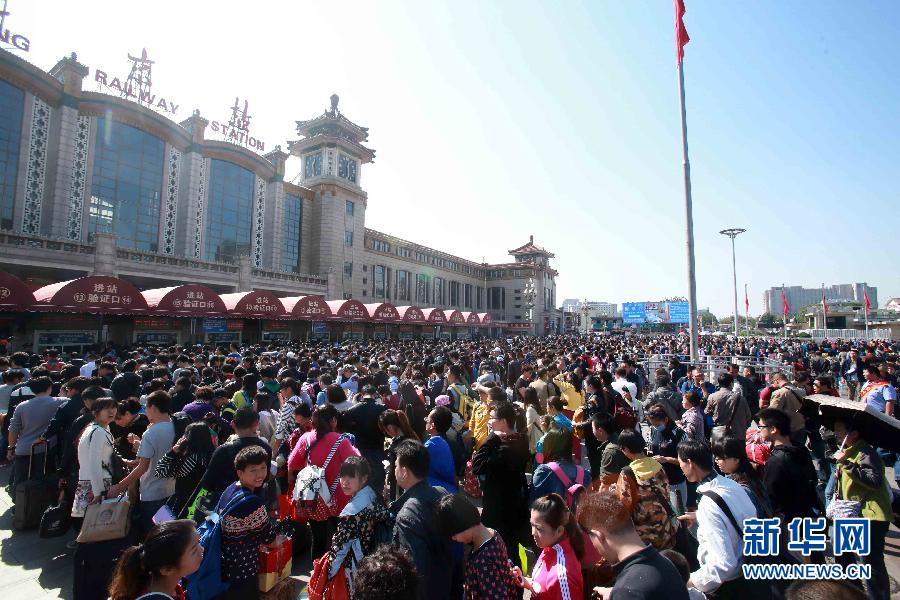 10月6日，在北京火車站，人們排隊進(jìn)站。