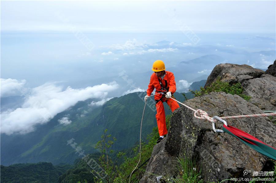 10月5日，峨眉山景區(qū)清潔工彭文才下到巖壁清理游客丟棄的垃圾。