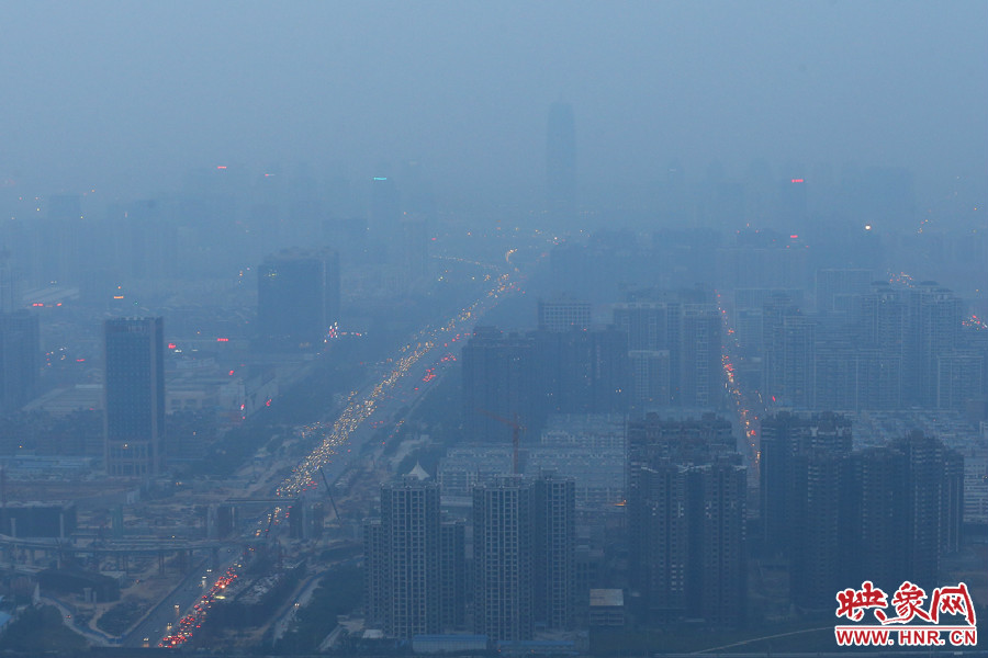18：07鄭州被霧霾包裹著，不遠(yuǎn)處的建筑隱約可見。