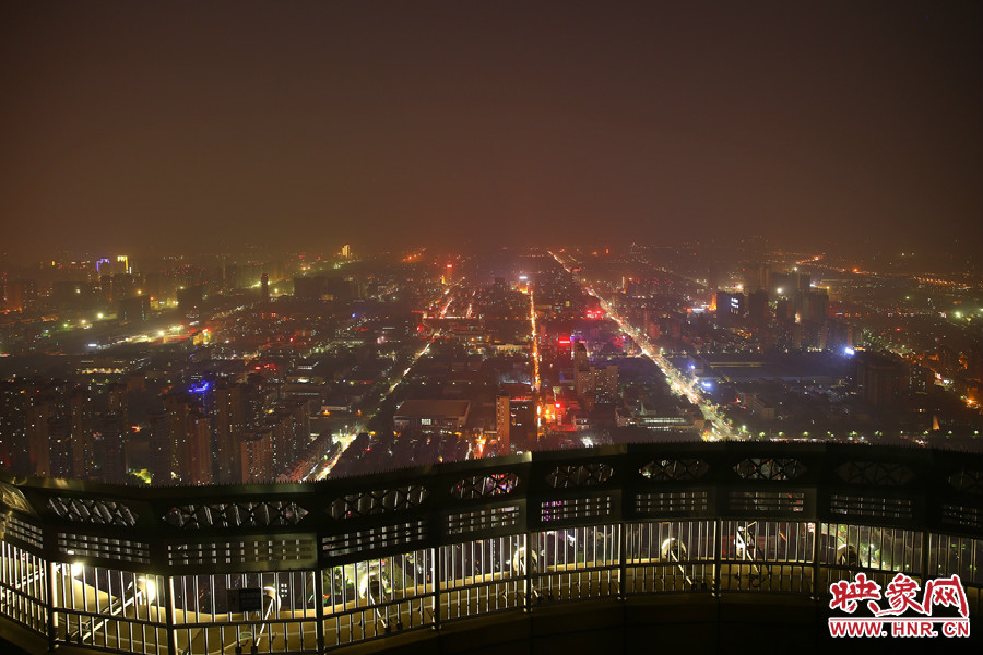 18：40鄭州沉浸在一片霧霾中，都市的燈光霧蒙蒙的，夜空看不到月亮的蹤跡。