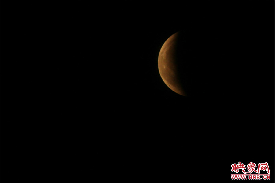 19：47夜風(fēng)吹散了霧霾，月亮漸露芳容。