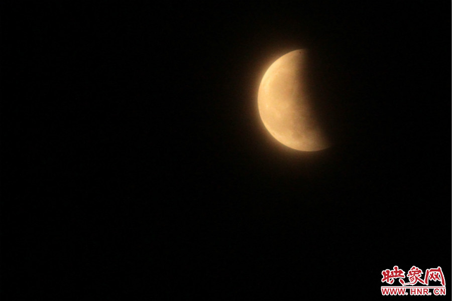 20：06月亮還泛著淡淡的紅色。