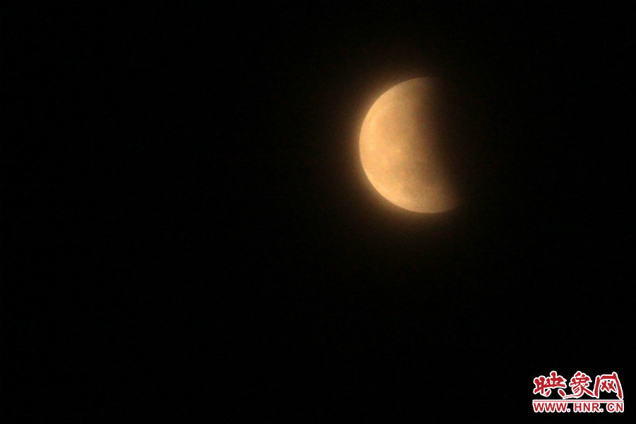 20：11夜空依然能見度很低，月亮看起來總是霧蒙蒙的。