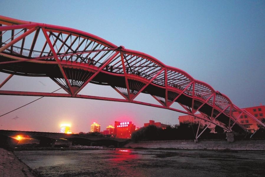 此前三座橋黑燈瞎火，許多人為此不敢從此過(guò)。