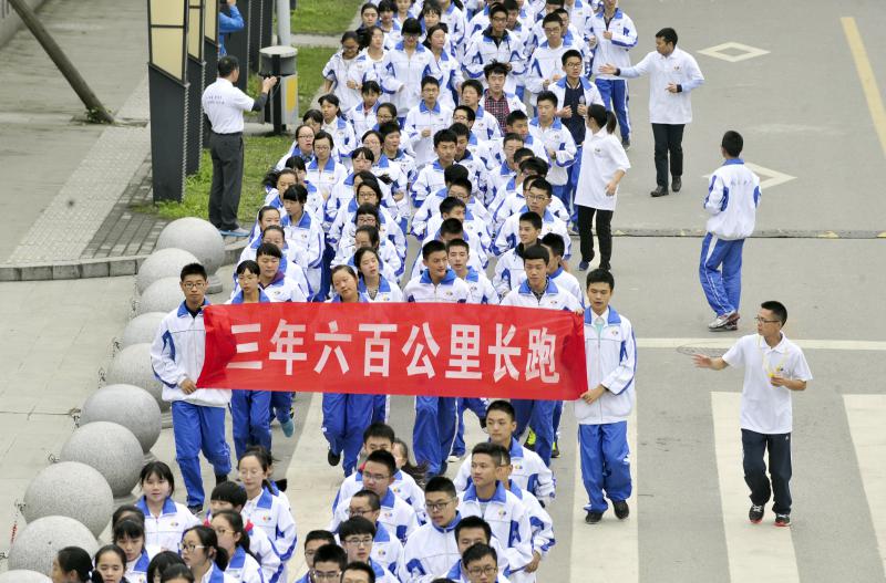 10月14日，成都七中萬達(dá)學(xué)校實行三年跑六百公里才能畢業(yè)，現(xiàn)場學(xué)生開始長跑。