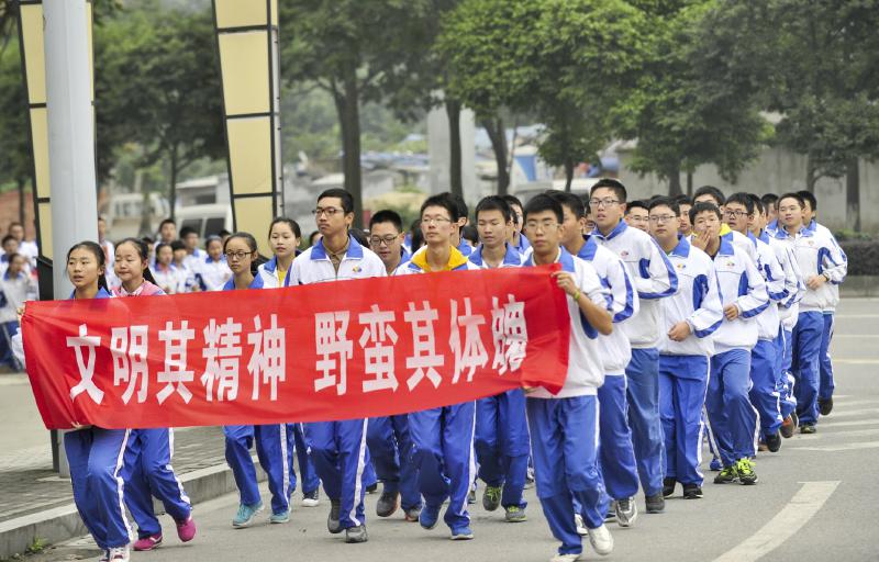 10月14日，成都七中萬達(dá)學(xué)校實行三年跑六百公里才能畢業(yè)，現(xiàn)場學(xué)生開始長跑。