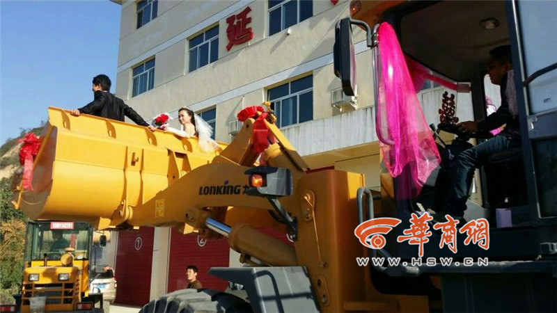 陜西小伙開(kāi)8臺(tái)裝載機(jī)接新娘。