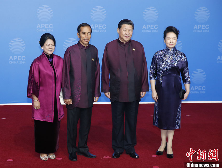 圖為習(xí)近平夫婦歡迎印度尼西亞總統(tǒng)佐科·維多多。中新社發(fā) 杜洋 攝
