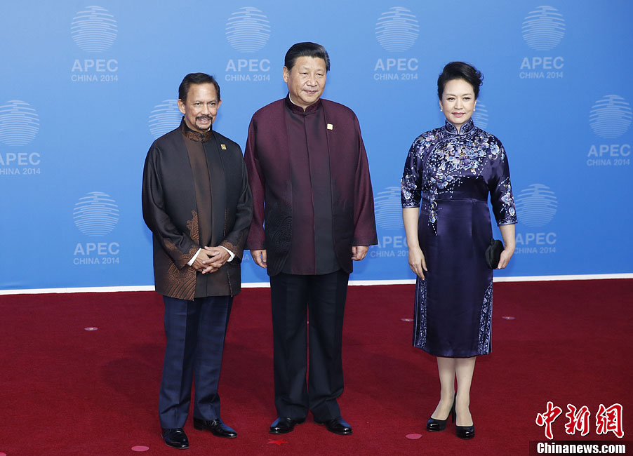 圖為習(xí)近平夫婦歡迎文萊蘇丹哈桑納爾。中新社發(fā) 杜洋 攝
