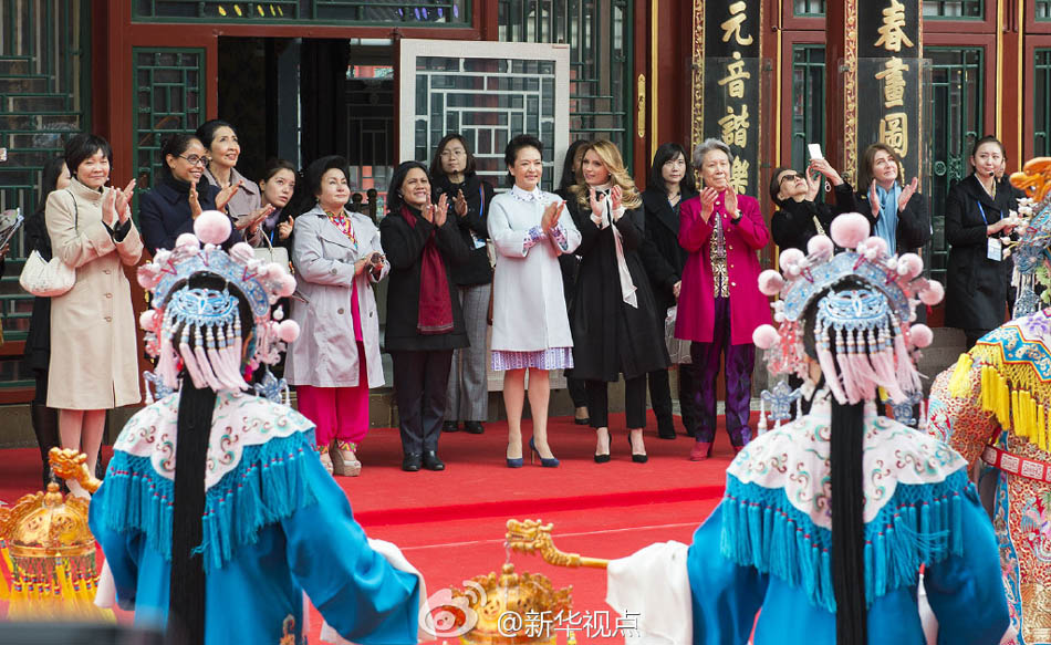 彭麗媛11日邀請來華出席2014年APEC領導人非正式會議的部分經(jīng)濟體領導人或代表的夫人參觀世界文化