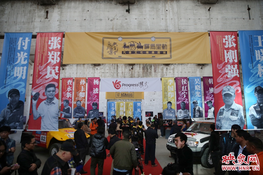 11月11日，河南30年賽車歷程《賽車手眼里的世界》攝影展開展。