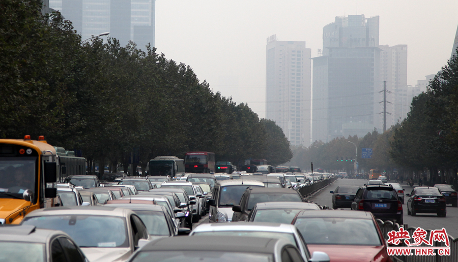 金水路上的車(chē)輛前行速度相當(dāng)緩慢