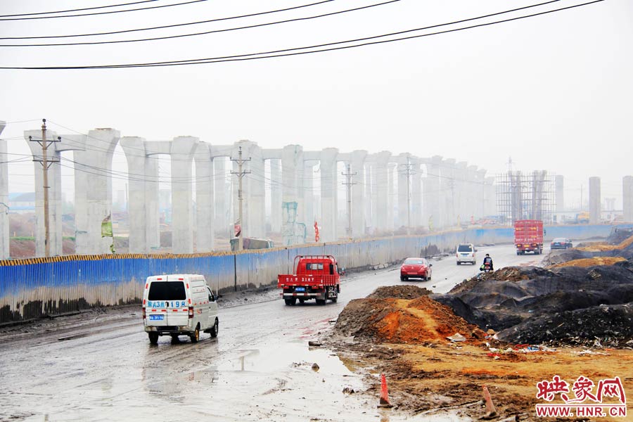 鄭平路柴郭轉(zhuǎn)盤處以及圍擋兩邊預(yù)留的道路坑坑洼洼，無人維護，造成事故頻發(fā)，經(jīng)常堵車。