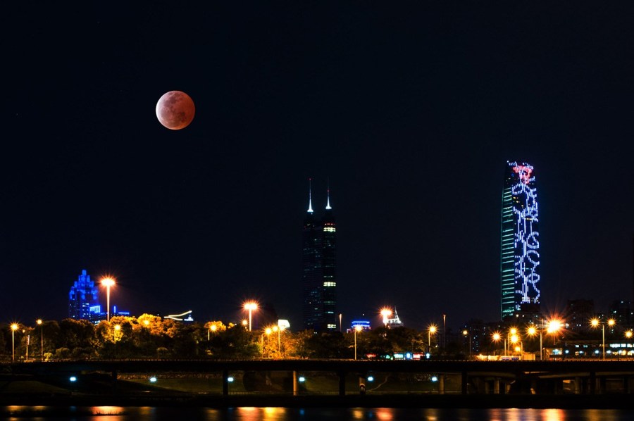 4月4日，深圳，月全食，一輪紅月亮現(xiàn)身夜空。（合成）鄧飛/CFP