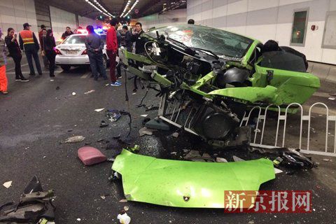 一輛蘭博基尼與一輛法拉利發(fā)生事故，現(xiàn)場狀況慘烈