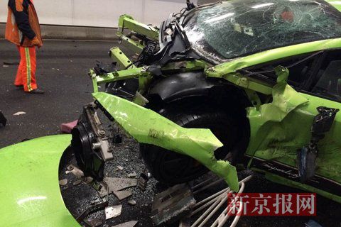 一輛蘭博基尼與一輛法拉利發(fā)生事故，現(xiàn)場狀況慘烈