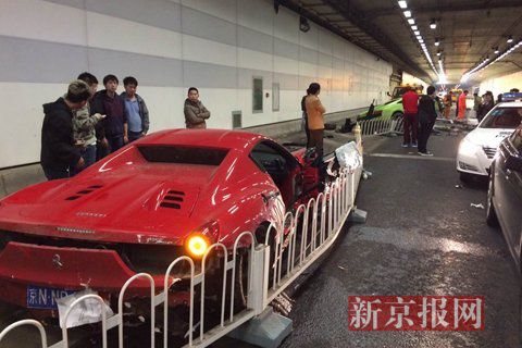 一輛蘭博基尼與一輛法拉利發(fā)生事故，現(xiàn)場狀況慘烈