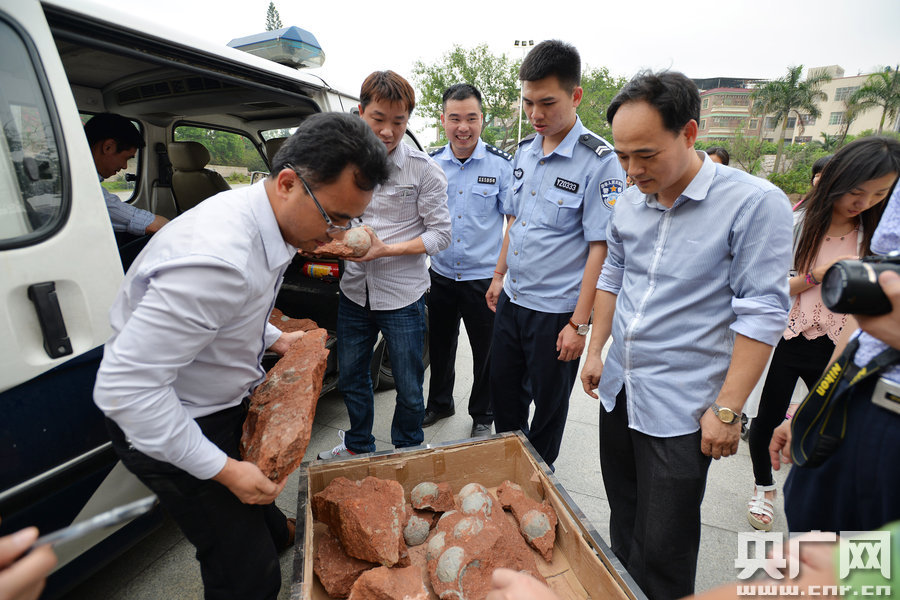 市文化綜合執(zhí)法大隊(duì)工作人員和110公安干警也迅速趕到現(xiàn)場(chǎng)維持秩序。