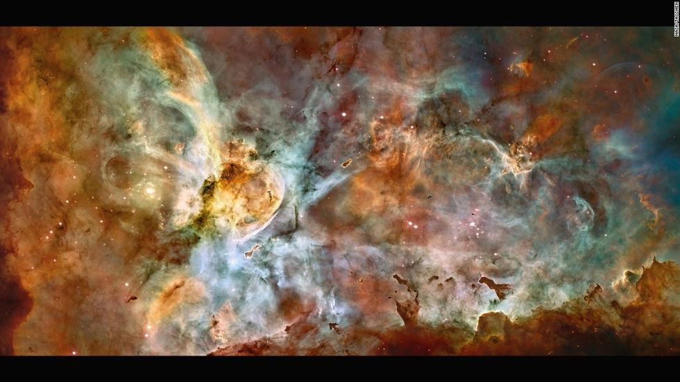 這個大星系是小恒星的誕生地，預(yù)計其中有數(shù)顆質(zhì)量為太陽的50至100倍的恒星