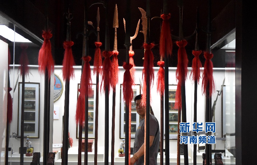 4月26日，參觀者在兵器展覽館內(nèi)參觀。