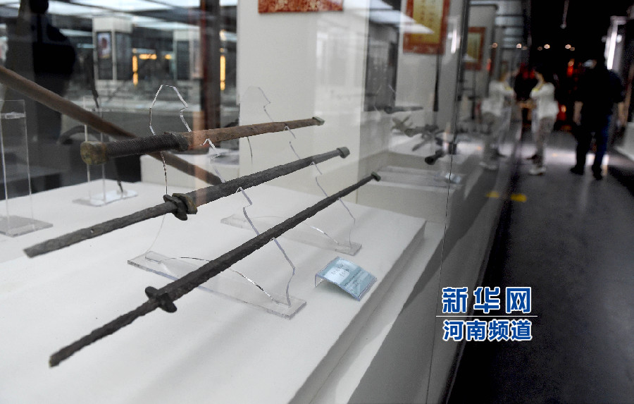 4月26日，參觀者在兵器展覽館內(nèi)參觀。