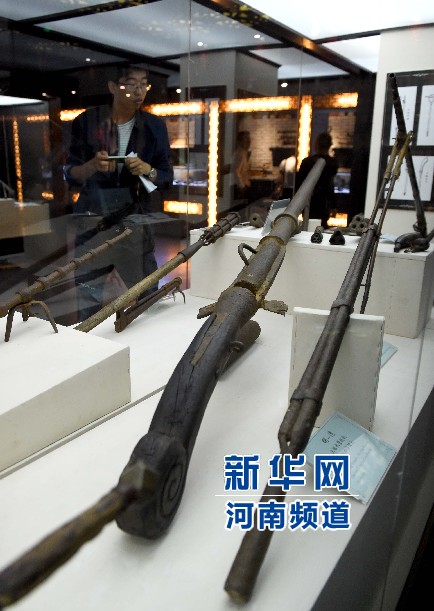 4月26日，參觀者在兵器展覽館內(nèi)參觀。