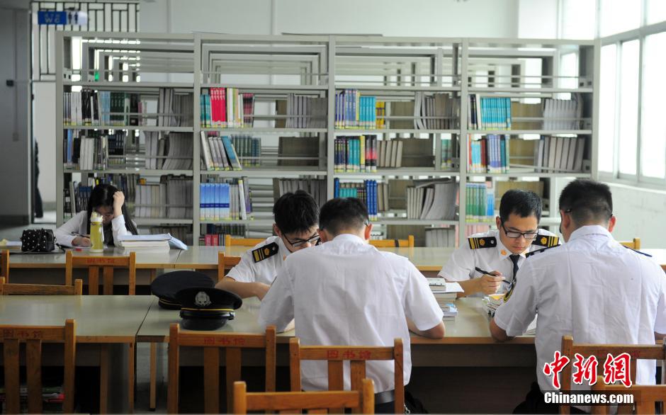 5月8日，武漢輕工大學(xué)保安黃凱在圖書館巡查。中新社發(fā) 張暢 攝