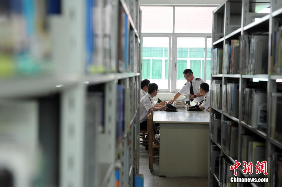 5月8日，武漢輕工大學(xué)保安吳濤、江力、黃凱、萬文杰在圖書館學(xué)習(xí)中。中新社發(fā) 張暢 攝