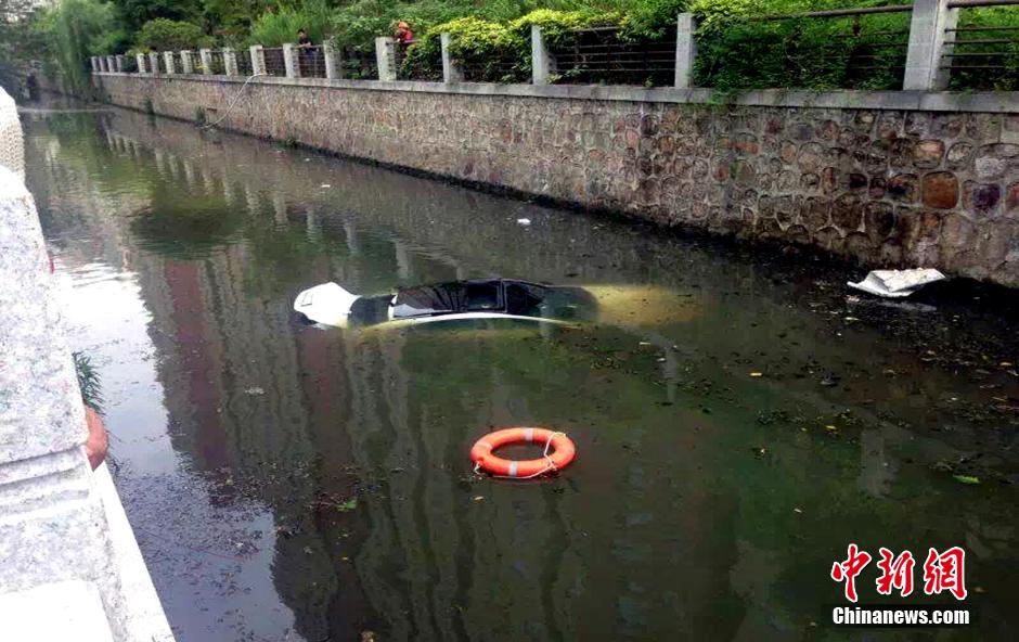 江蘇無錫一汽車沖進(jìn)河道 女司機(jī)爬窗逃生