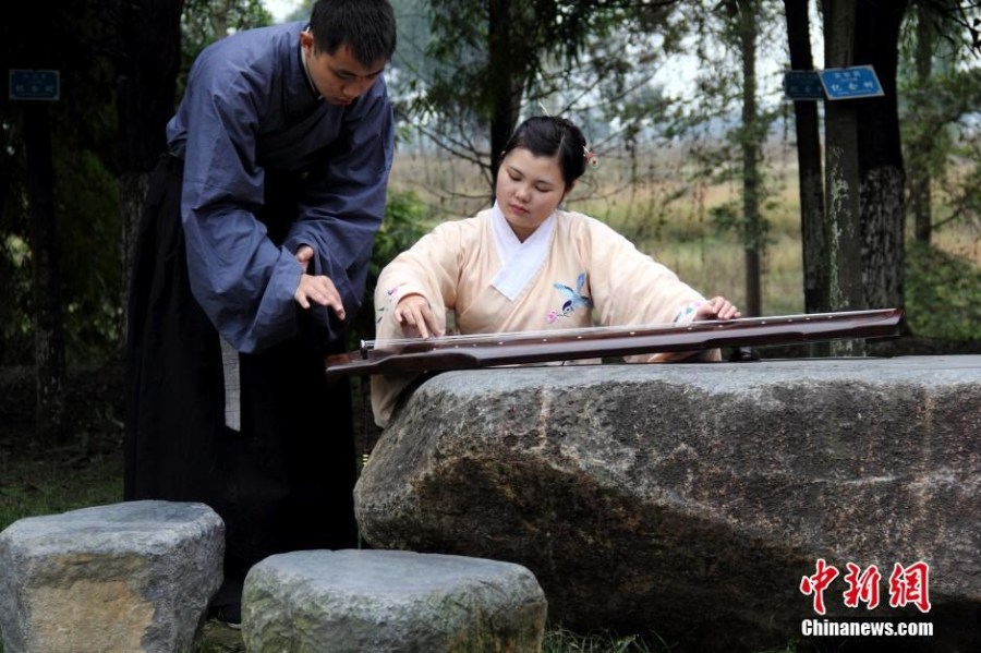 在校園里撫琴的“神雕俠侶”。